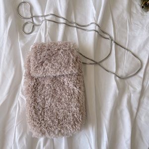 Fuzzy blush pink cellphone purse with magnetic clasp!!